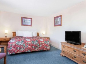 Days Inn | Burns