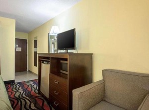 Quality Inn Springs | Holly Springs
