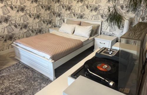 Kryvyi Rih Apartment | вражаючі LUX апартаменти на центральному проспекті, програвач вінілу з платівками, великий Smart TV,преміум-підписки YouTube та онлайн-кінотеатрів , кавомашина, відкритий балкон, ЗВІТНІ ДОКУМЕНТИ