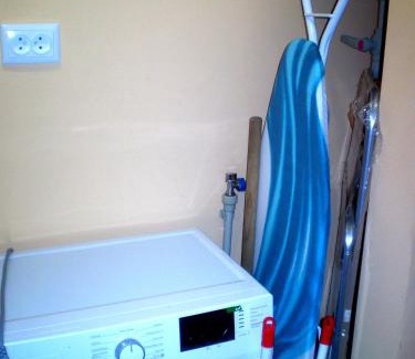 Mykolaiv Apartment | НЕБОЛЬШАЯ СТУДИЯ центр Николаева на Соборной-Макарова Макдональдс диван и кресло 2 этаж Wi-Fi