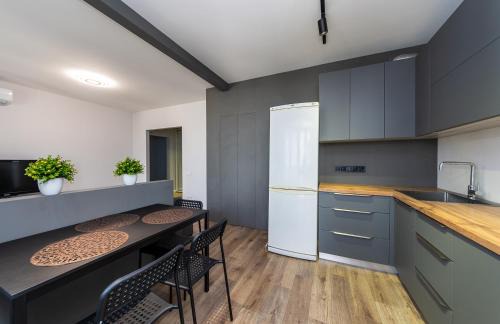 Darnyckyj Apartment | Осокорки, видовая современная 3х комнатная с 2мя спальнями, рядом с Эпицентром.