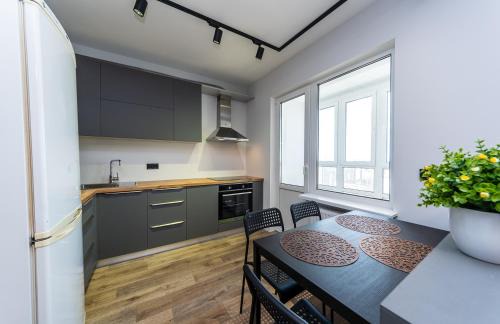 Darnyckyj Apartment | Осокорки, видовая современная 3х комнатная с 2мя спальнями, рядом с Эпицентром.