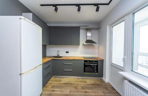 Darnyckyj Apartment | Осокорки, видовая современная 3х комнатная с 2мя спальнями, рядом с Эпицентром.