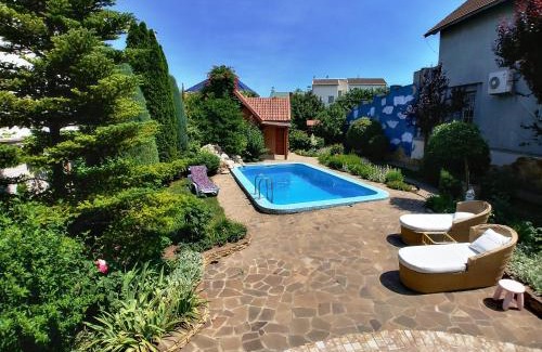 Odessa House | Приватний котедж з Басейном біля моря Совіньон Одеса