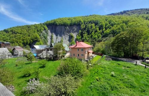 Yaremche House | У Тараса і Лесі