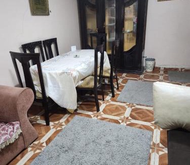 Bab Sharqi Apartment | شقق هوليداي شقة لك بالكامل ثلاث غرف و حمام و مطبخ و انتريه و شرفة