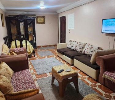 Bab Sharqi Apartment | شقق هوليداي شقة لك بالكامل ثلاث غرف و حمام و مطبخ و انتريه و شرفة