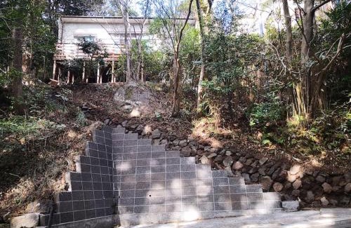 Higashiizu Villa | ■ウッドテラスでBBQ＆源泉掛け流し温泉付きの一棟貸切の貸別荘■伊豆(熱川)を遊びつくそう