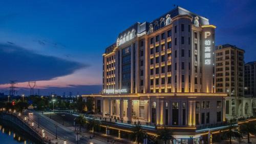 Longhu Qu Hotel | 柏高酒店汕头高铁站店