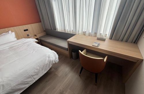 Bishkek Hotel | 比什凯克水晶轻奢智享酒店阿拉套广场店Bishkek Crystal Luxury Smart Hotel Ala-Too Square Branch