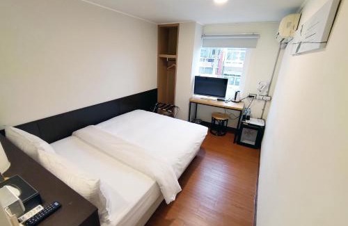 Taitung City Centre Hotel | 雲泉和旅 Cloud Izumi Cozy Inn