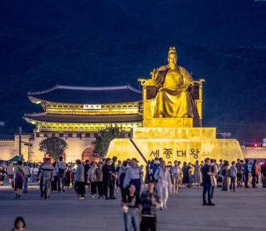 Seochon Villa | #오픈할인# 경복궁역 도보 4분#한옥#전통체험#경복궁,인사동,북촌,서촌,광화문,명동, 동대문 바로 옆#짐보관# 9인#호텔침구#각방에어컨#무료와이파이#세탁건조기#교통최고