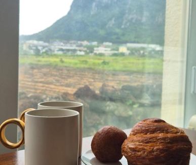 Andeok Apartment | 제주 웅장한 산방산뷰 사계2248 해무리동 감성숙소
