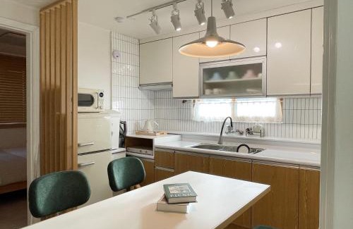 Hongjeil-tong Apartment | 조기예약할인,STAY Yeoyu , 공항버스3분 ,R3, bed4, 최대7인,홍제 폭포