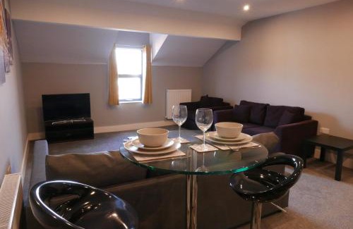 Chapeltown Apartment | 1 bed Apt close to Leeds Arena Sleeps up to 4 people F4