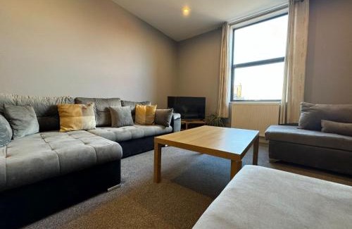 Chapeltown Apartment | 1 bed Apt close to Leeds Arena Sleeps up to 4 people F1