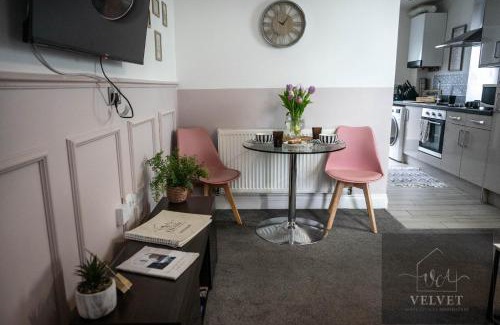 Castle Apartment | 1 Bed House , Free WiFi,Free Parking,Leasure,Business