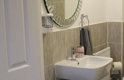 Peterborough House | 1-Bed House - Sleeps 2 - Parking Wifi