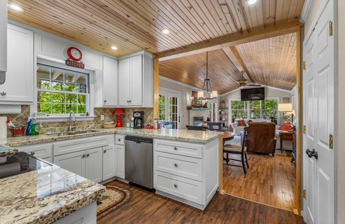 Mirror Lake Cabin | 1 Level, 3 Master BRs, 4 BA, Covered Porch!