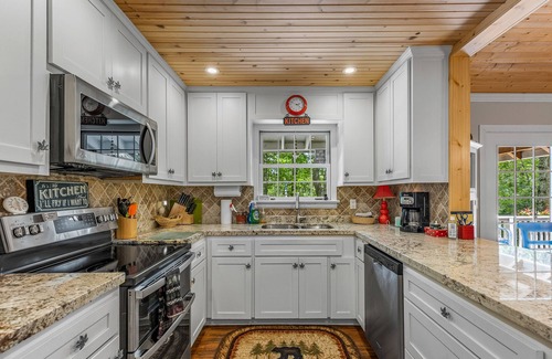 Mirror Lake Cabin | 1 Level, 3 Master BRs, 4 BA, Covered Porch!