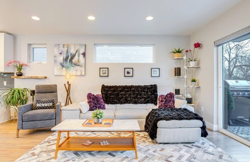 Lincoln Park House | 1 Mi to Dtwn Denver: Sleek Duplex w/Rooftop Deck!