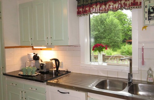 Lonashult Cabin | 10 minutes from Lake Åsnen, Boat at Lake Asnen. Fast Internet, Sleeps 6, Pets OK
