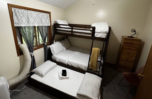 Bushkill Ski Chalet | 10 minutes from Shawnee Ski Resort or Hike Bushkill Falls, Poconos