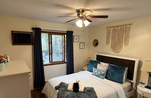 Bushkill Ski Chalet | 10 minutes from Shawnee Ski Resort or Hike Bushkill Falls, Poconos