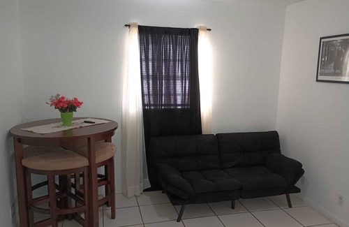 Greenacres Apartment | 10 minutes from downtown