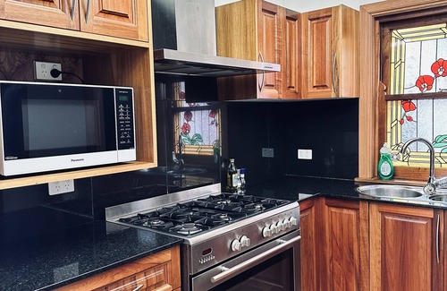 North Hobart Apartment | 100 square meters, 2 bedrooms/2 bathrooms/whole kitchen, 2.3km to Hobart CBD