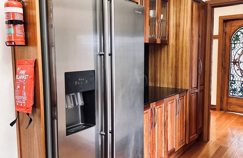 North Hobart Apartment | 100 square meters, 2 bedrooms/2 bathrooms/whole kitchen, 2.3km to Hobart CBD