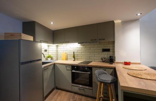 Thessaloniki Apartment | 100Mbps Smart TV AC Self Check-In Full Kitchen