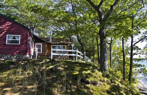 Carp Lake Cabin | 102 m² Cabin ∙ 2 bedrooms ∙ 10 guests