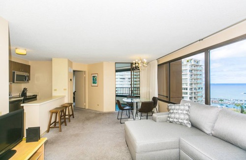 Waikiki Condo | 105 m² Condo ∙ 2 bedrooms ∙ 4 guests