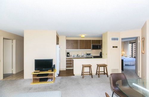 Waikiki Condo | 105 m² Condo ∙ 2 bedrooms ∙ 4 guests