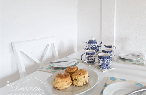 Burton Bradstock Cottage | 105 m² Cottage ∙ 2 bedrooms ∙ 3 guests