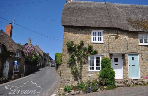Burton Bradstock Cottage | 105 m² Cottage ∙ 2 bedrooms ∙ 3 guests