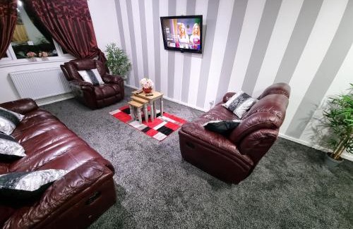 Chapeltown House | *10OR* Setup for your most relaxed & amazing stay + Free Parking + Free Fast WiFi *