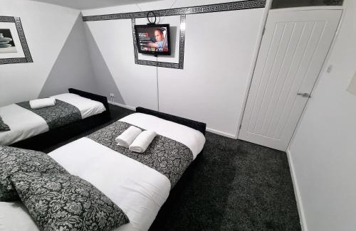 Chapeltown House | *10OR* Setup for your most relaxed & amazing stay + Free Parking + Free Fast WiFi *