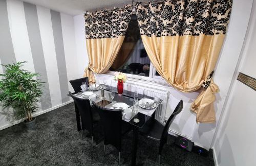 Chapeltown House | *10OR* Setup for your most relaxed & amazing stay + Free Parking + Free Fast WiFi *