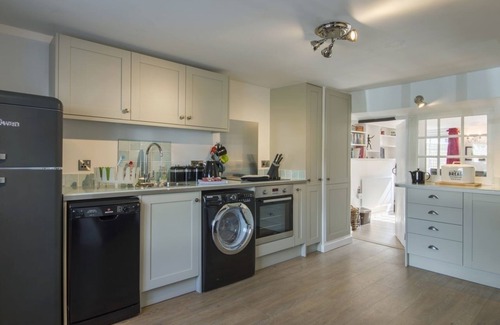 Otterton Cottage | 11 THE GREEN, pet friendly, with open fire in Otterton