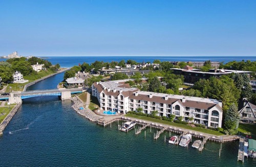 Charlevoix House | 118A Edgewater Inn