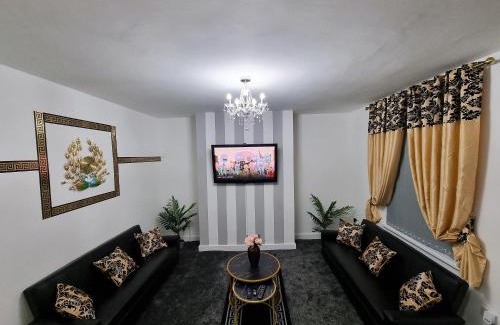 Leeds House | *11BR* Setup for your most amazing relaxed stay + Free Parking + Free Fast WiFi *