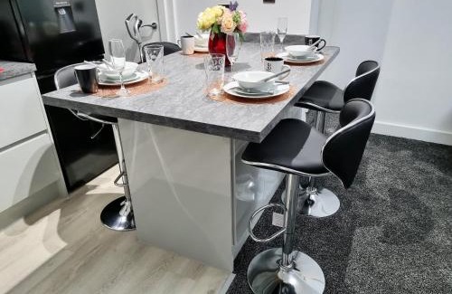 Leeds House | *11BR* Setup for your most amazing relaxed stay + Free Parking + Free Fast WiFi *
