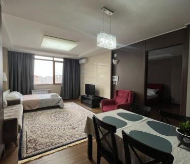 Almaty District Apartment | 12эт 2х на 6 гостей возле посольства США с 2мя кроватями, диваном и 2мя санузлами в Хайвилле