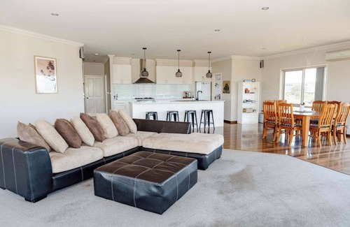 Port Campbell House | 12 Apostles Beach House; with ocean & valley views