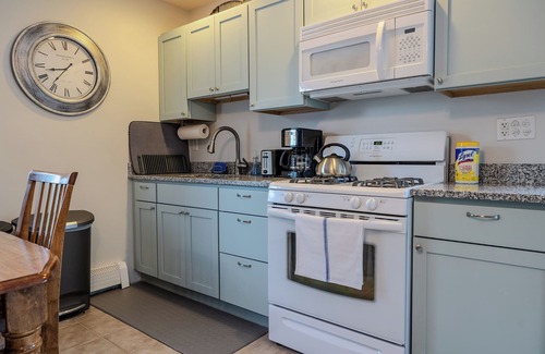 Vineyard Haven Apartment | 12 mins from Beach - Immaculate Intimate Retreat!