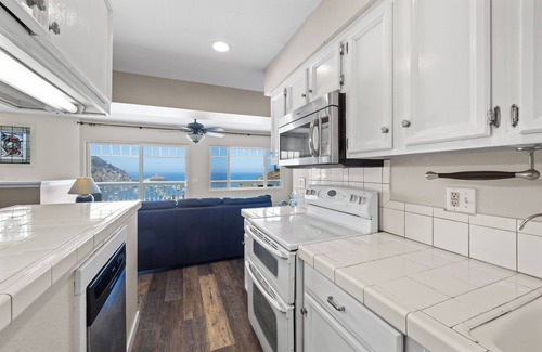 Avalon House | 123UT Lower: 3B Spacious House, Harbor/Ocean Views, Golf cart