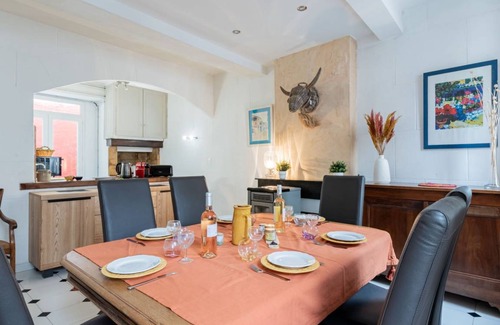 Aigues-Mortes Medieval City House | 130 m² House ∙ 1 bedroom ∙ 6 guests