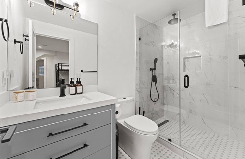 Bayview House | 15-Min to Moscone | Work Table | Modern Setting